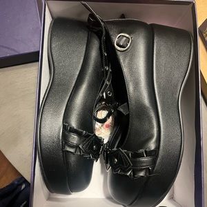 *New in Box* Women’s platform Mary Janes